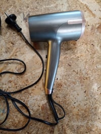 Uscător de păr Remington ONE D6078 2000W Ionic 120 km/h — defect, pentru piese: carcasă cu urme de topire (stare: vezi a 2-a imagine) 2