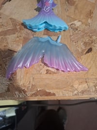 Barbie Varázslatos Sellő Baba Meglepetés Virágnyílással, Gyöngyös Hajpánttal, Hosszú Szőke Hajjal — törött alj (állapot: lásd a 2. képet) 2