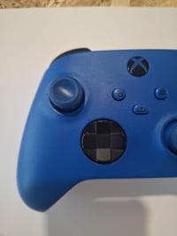 Bezdrôtový ovládač Xbox Wireless Controller Shock Blue, kompatibilný s Xbox Series X, S, One a Windows, balenie 2025, používaný 2