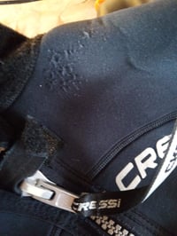 Dámsky neoprén Cressi Med X Lady Shorty 2,5 mm, čierna/ružová, veľkosť S/2 — vyčnievajúca látka pri krku (stav: pozri 2. obrázok) 2