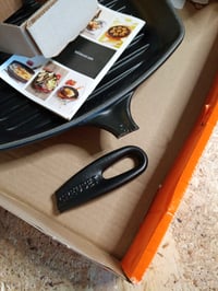 Le Creuset Signature četvrtasta tava za roštilj od lijevanog željeza 26 cm, mat crna — neispravna, djelomično funkcionalna: slomljena ručka (stanje: vidi 2. sliku) 2