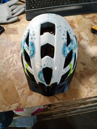 Cyklistická prilba Fischer Urban Flower s bielym kvetinovým vzorom, veľkosť S/M pre obvod hlavy 52-59 cm — bez zadného sťahovania (stav: pozri 2. obrázok) 2