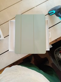 Puzdro Apple Smart Folio pre 13-palcový iPad Air (M2), šalviovo zelené – Renovované – Poškodený roh (stav: pozri 2. obrázok) 2