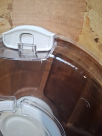 Okrúhly servírovací podnos na údeniny Chef Pomodoro s poklopom, 34 cm, drevený servírovací podnos s 5 priehradkami — Poklop je na 2 miestach prasknutý (stav: pozri 2. obrázok) 4