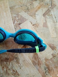 Speedo Biofuse 2.0 Gyermek Úszószemüveg - Hypersonic Blue/Lumo Green, Átlátszó — minimális szakadás a gumin (állapot: lásd a 2. képet) 3