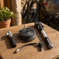Set za popravak biciklističkih guma: 1x zračnica + 1x mini pumpa s manometrom + 1x CO2 pumpa + 1x crijevo 1