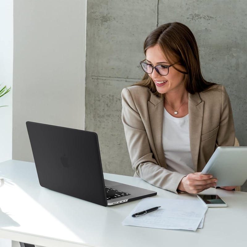 MacBook Pro 16" 2023/2021 védőtok - TECOOL ultravékony matt fekete tok EU billentyűzetvédővel