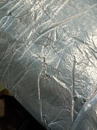 Pătură de picnic impermeabilă Amazon Basics, model în carouri albastru închis, 200x200 cm, impermeabilă — strat inferior de protecție termică deteriorat (stare: vezi a 2-a imagine) 3