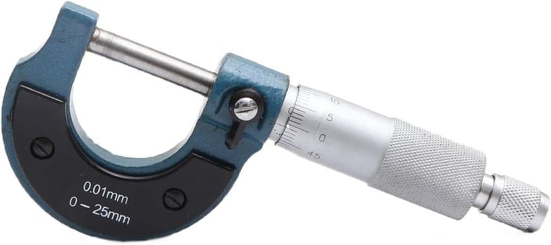 TOPWAY Külső Mikrométer 0-25mm Mérőeszköz Nagy Pontosságú Méréshez Szűk Helyeken Műanyag Házban Kalibrációs Kulccsal 401310