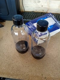 SodaStream 1-litrová plastová fľaša na perlivú vodu z Tritanu, vhodná do umývačky riadu, s čiernym uzáverom, 2 ks — používané (stav: pozri 2. obrázok) 2