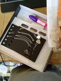 Set de creație bijuterii Lena Metal Jewelry Engrave and Flip pentru fete – Gravator — piesă cu urme vizibile de utilizare (stare: vezi a 2-a fotografie) 4