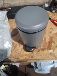 Coș de gunoi cosmetic cu pedală WENKO Léman, 3 litri, gri mat, cu găleată interioară detașabilă — capac lovit (stare: vezi a 2-a imagine) 2