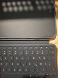 Klávesnicové puzdro Logitech Combo Touch pre iPad Pro 11" (M4, M5) — na 1 mieste poškrabané a gumený povrch je miestami opotrebovaný (stav: viď 2. obrázok) 4