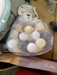 MoMi PASTEL detská hracia deka 3 v 1 s hrazdičkou, suchý bazén s loptičkami, 5 hračiek, 20 loptičiek s taškou a vankúšikom na ležanie na brušku 3