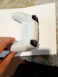 Bezdrôtový ovládač Sony DualSense PS5 biely — ľavý — chybný, na náhradné diely: Ľavý joystick je zaseknutý (stav: pozri 2. obrázok) 3