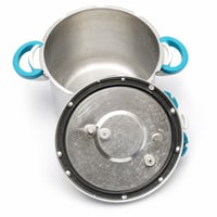 Oală sub presiune din oțel inoxidabil SEB ClipsoMinut Easy+, 9 litri, inducție, deschidere cu o singură mână, albastru — Cu depuneri de calcar (produs utilizat) 1