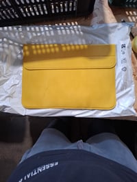 HYZUO 15-palcové puzdro na notebook so stojanom a taškou na príslušenstvo, žlté, pre MacBook a notebook — Na puzdre je škrabanec (stav: pozri 2. obrázok) 2