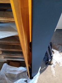 Podna svjetiljka Trio Leuchten Karuni 463300330, mat crni metal i prirodno drvo — neispravno, za dijelove: slomljeni vanjski dio (stanje: pogledajte 2. sliku) 3
