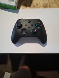 Bezdrôtový ovládač Microsoft Xbox vo farbe Carbon Black, balenie 2025, kompatibilný s Xbox Series X, Series S, One a Windows 2