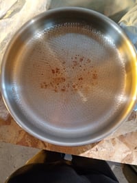 Akaice titán serpenyő bevonat nélkül 28 cm, rozéarany nyél, indukciós, textúrált felület, minden tűzhelyre, mosogatógép-biztos, PTFE- és 2