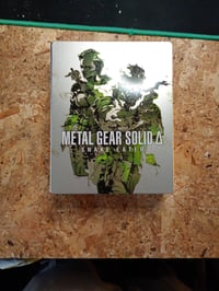 Joc Konami Metal Gear Solid Delta Snake Eater Deluxe Edition pentru PS5 – Joc de acțiune pentru PlayStation 5, stare outlet (desigilat), steelbook și 8