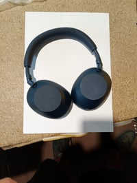 Bezdrôtové slúchadlá s potlačením hluku Sony WH-1000XM6, farba Midnight Blue — magnetické puzdro a nabíjací kábel (stav: pozri 2. obrázok) 4