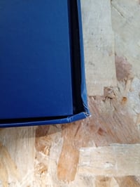 KISPATTI Kék Karton Tárolódoboz Fedéllel és Masnival 30x20x12 cm - Otthoni — 2 sarka nyomott, teteje karcos (állapot: lásd a 2. képet) 2