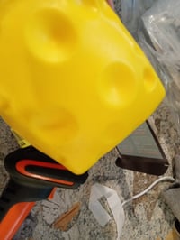 Antistresová loptička v tvare syra TRENDHAUS XXL Squishy 9,5 x 9,5 x 8 cm pre deti — zaprášený, špinavý povrch (stav: pozri 2. obrázok) 3