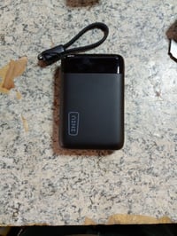INIU 20000 mAh prijenosni punjač s brzim punjenjem od 22,5 W, USB-C ulazom i izlazom, ugrađenim kabelom, LCD zaslonom i kompaktnim dizajnom 2