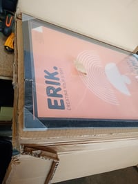 Rám na plagát Grupo Erik NORINGSET, 61x91,5 cm, čierne MDF drevo — rám je v hornej a dolnej časti zlomený (stav: pozri 2. obrázok) 2