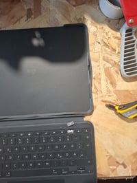 Klávesnicové puzdro Logitech Combo Touch pre iPad Pro 13" (M4/M5) — 1 tlačidlo vypadnuté a povrch je miestami poškodený (stav: pozri 2. obrázok) 5