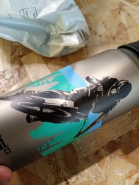 Hliníková detská fľaša na bicykel SIGG WMB ONE, 600 ml, sivá – Renovovaná, preliačená, funkčná – preliačená fľaša (stav: pozri 2. obrázok) 2