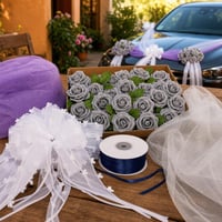 Svadobná výzdoba auta: 20x mašľa + modrá stuha + fialový tyl + 25x ruža + organza + inštalácia 1