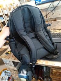 Rucsac pentru laptop Amazon Basics de 15,6 inchi, impermeabil, negru, cu baretă pentru piept și sistem de prindere pe troller, pentru călătorii, școală și birou 4