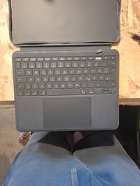 Klávesnicové puzdro Logitech Combo Touch pre iPad Pro 13" (M4/M5) — 1 tlačidlo vypadnuté a povrch je miestami poškodený (stav: pozri 2. obrázok) 2