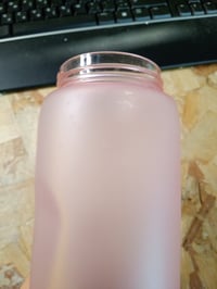 Fľaša na vodu ion8 1000 ml - svetloružová, nepriepustná, otváranie jednou rukou, bezpečnostný zámok, bez BPA — používaná (stav: pozri 2. obrázok) 3