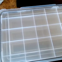 Iris Ohyama DDAT-L Légmentes Műanyag Tárolódoboz Tetővel, 50L, 4 — A 4 db tetőből 3 db tetőn kisebb sérülés van (állapot: lásd a 2. képet) 2