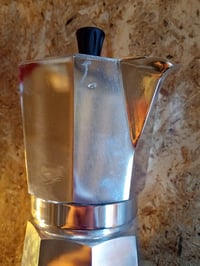 Kávovar Bialetti Moka Express, 9 šálok, 420 ml, hliník, strieborný. Povrch — preliačiny a fľaky (stav: pozri 2. obrázok) 2