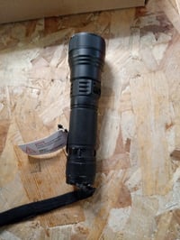 Taktické nabíjateľné LED svietidlo UltraFire UF2 s puzdrom a držiakom na opasok, 1500 lúmenov, 5 režimov, zoom — používané (stav: pozri 2. obrázok) 4