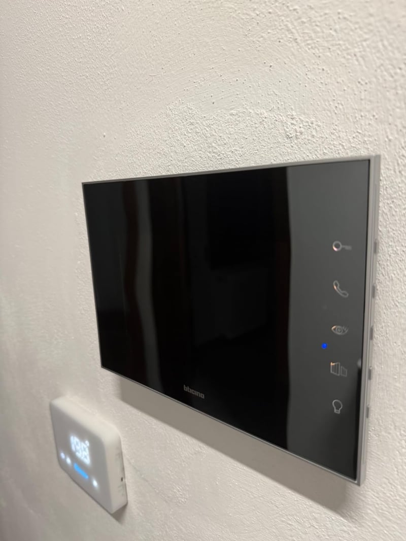 BTicino 332353 Tükrös Videó Kaputelefon Kiegészítő 7 Colos Kijelző - 2 Vezetékes Rendszer, 230V, CE Tanúsítvány