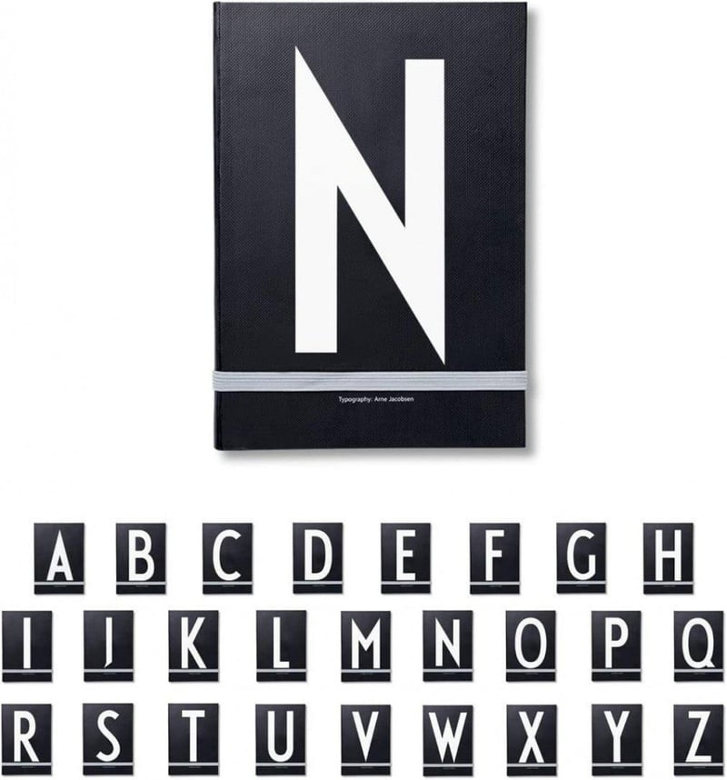Design Letters A-Z Fekete Keményfedelű Jegyzetfüzet Rugalmas Zárószalaggal, A5