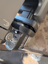 Automatický vyšívací stroj Brother Skitch PP1 – chybný, poškodený – chybný, na náhradné diely: Má poškodený prvok, viď obrázok (stav: pozri 2. obrázok) 2