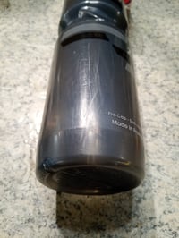 Cyklistická fľaša Zefal Magnum Pro 975 ml v dymovo čiernej farbe, s poškriabaným povrchom, plne funkčná (stav: pozri 2. obrázok) 3