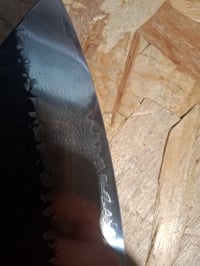 Cuțit Santoku XINZUO 19,3 cm, oțel damasc, model ciocănit, mâner din stejar alb și G10 roșu — mică deteriorare pe lamă (stare: vezi a 2-a imagine) 4