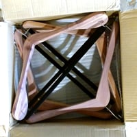 Sada 4 kusov ramienok na šaty Amber Home z červeného cédrového dreva, so širokými ramenami (5,8 cm) a zamatovou tyčou, 44,5 cm, na kabáty a saká 4
