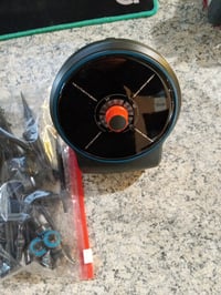 Sistem de irigare solar Gardena AquaBloom cu rezervor de apă, recipient de 10,5 litri, pentru până la 20 de plante de balcon, 14 programe de udare, model: 5