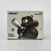 Aranyos pilóta maci autós illatosító szellőzőrácsra, 2 aromaterápiás tablettával - URAQT 9