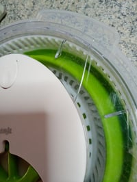 Emsa Basic sklopiva centrifuga za salatu 4 litre — neispravna, djelomično radi: napuknut poklopac, slomljen donji rub (stanje: vidi 2. sliku) 3