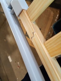 Poartă de siguranță Kinderkraft Lock&GO fără găurire, 75-103 cm, grilaj din lemn, metal alb — defectă, funcționează parțial: grilaj deteriorat (stare: vezi a doua fotografie) 3