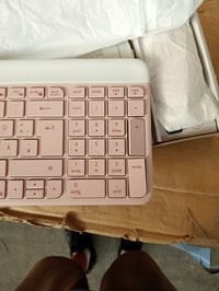 Set tastatură și mouse wireless Logitech MK470 Slim Combo — defect, pentru piese: nu pornește, 2 taste sunt rupte (stare: vezi a doua imagine) 2